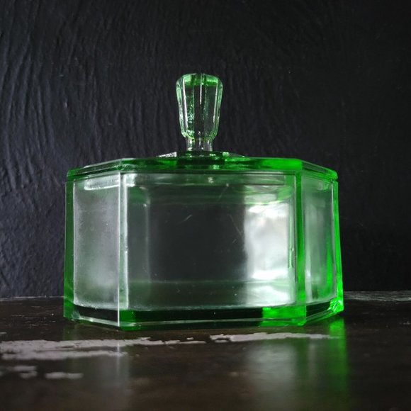 Vintage Green Glass Dresser Box / Powder Box, Glass Dish with Lid - Picture 2 of 7